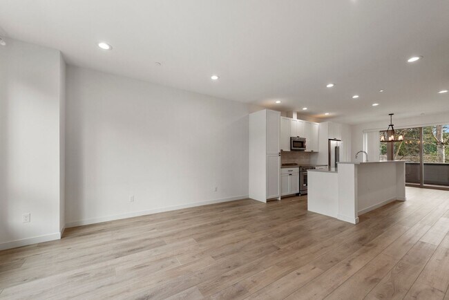 Foto del edificio - Modern 3 Bed 3.5 Bath Townhome with Garage, Balcony and Fenced Yard Near Light Rail