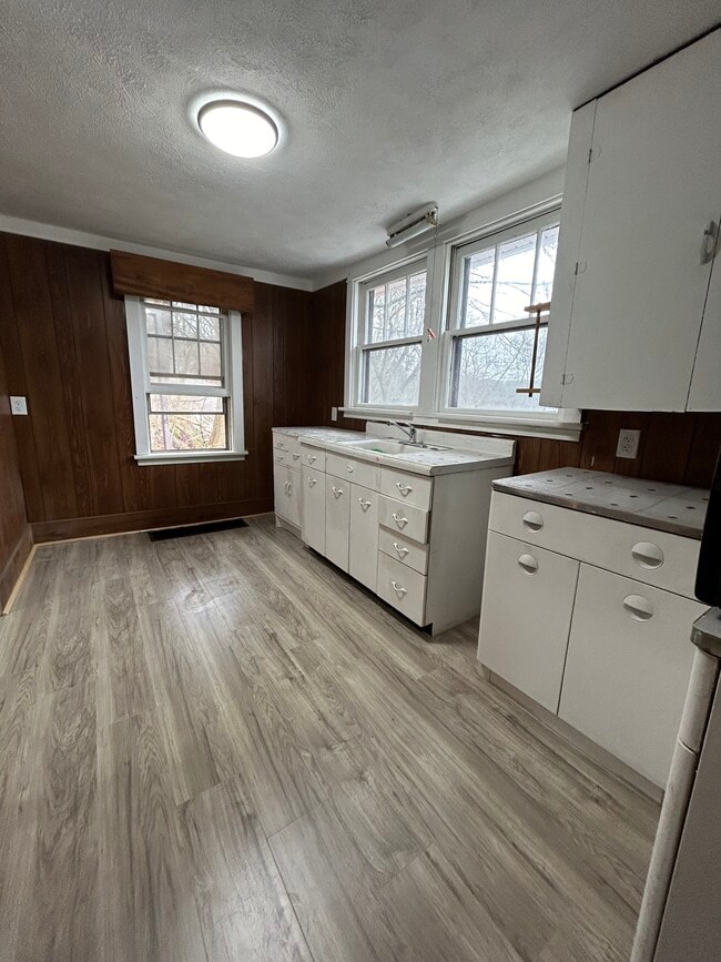 Building Photo - 1341 Sassafrass St