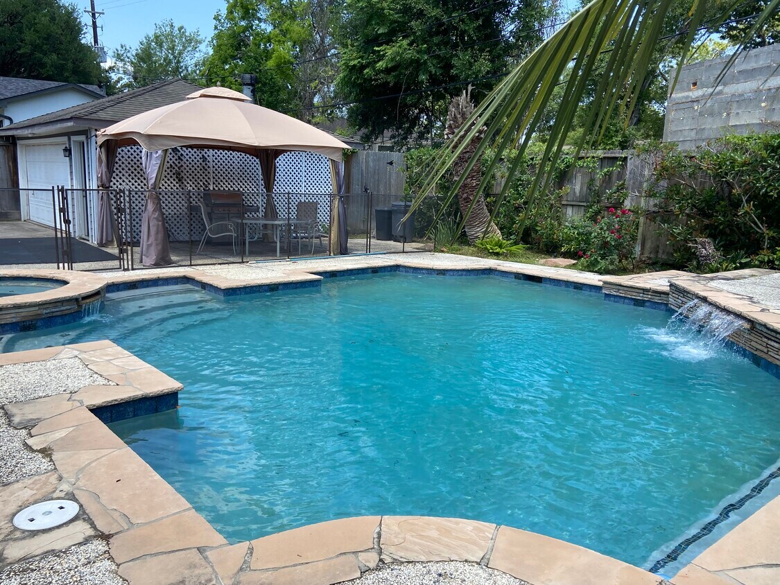 Foto principal - 5232 Piping Rock Ln