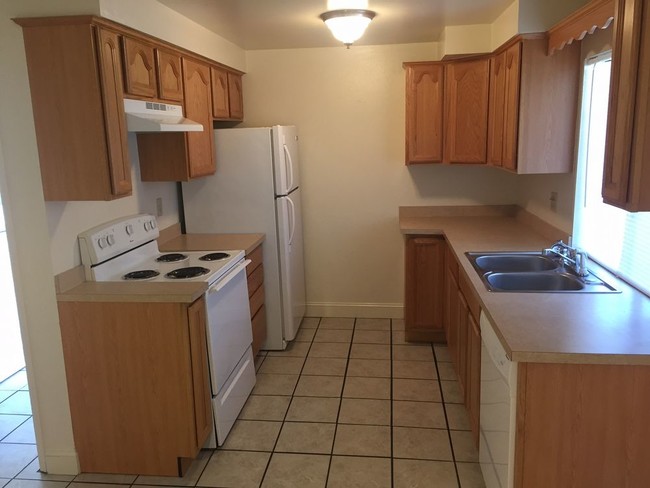 Building Photo - 988 Mesa Ridge Dr
