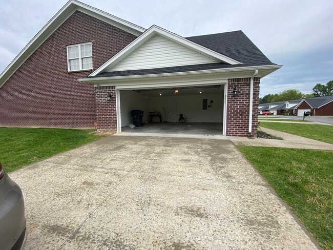 Building Photo - 6645 Woods Mill Dr