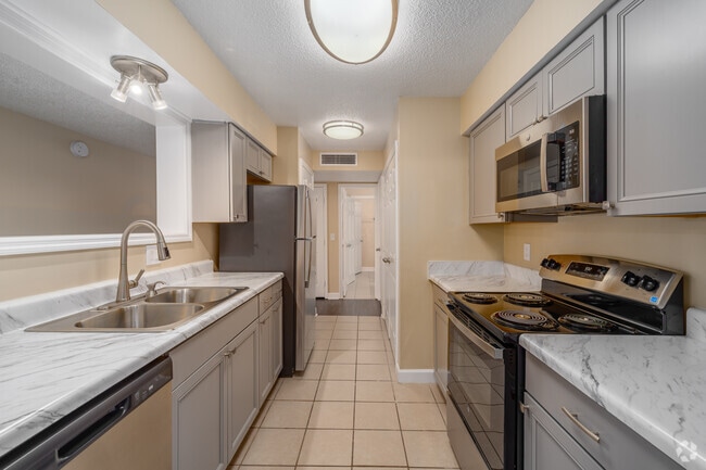 2 habitaciones, 1.5 baños - 1,000 pies cuadrados - Cocina - Royal Oaks Apartments