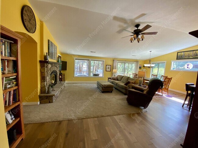 Foto del edificio - Spacious 2 BR Bend Home in Forested Cul-de...