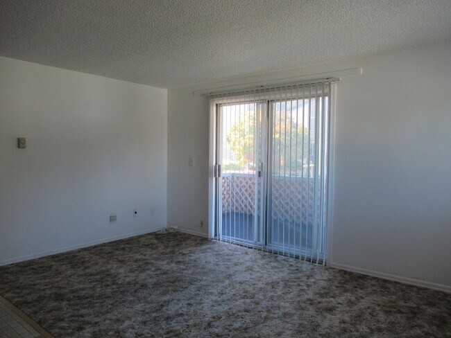 Building Photo - APPLICATION PENDING-Light & bright one bed...