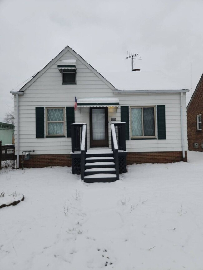 Foto del edificio - 2-Bedroom + Bonus Room Bungalow with Basement – Flexible Living Space