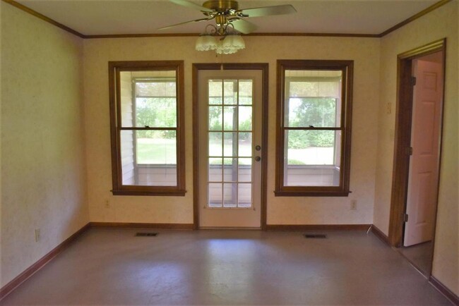 Building Photo - 501 Valley View