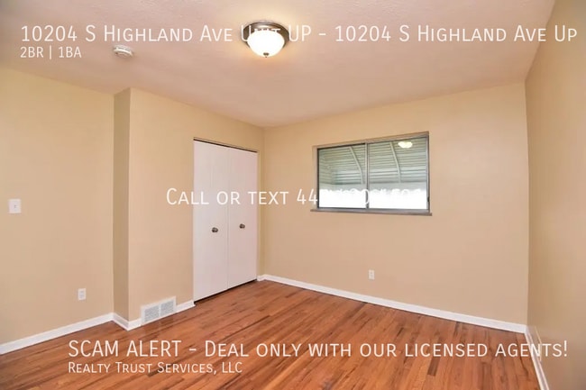 Building Photo - Colonial appartment Upper 2 Bedroom 1 bath...