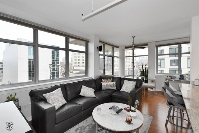 Foto del edificio - 511 W Division St