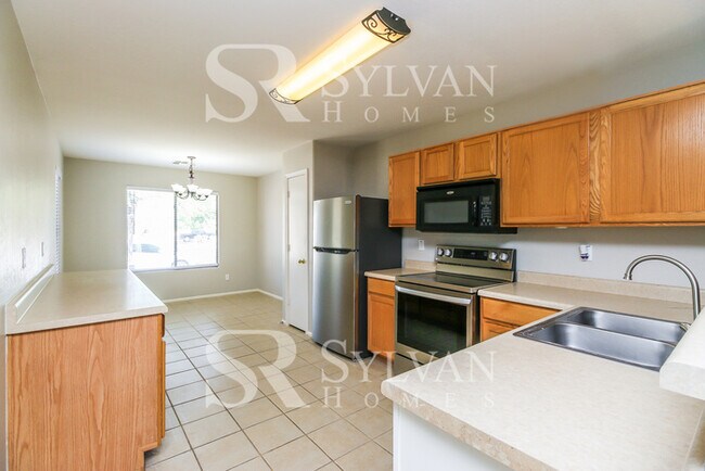 Foto del edificio - Beautiful 3BR, 2BA home with an attached g...