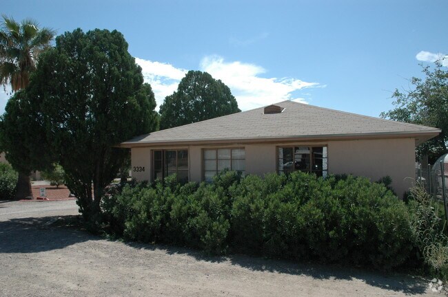 Foto del edificio - 3334-3342 E Benson Hwy