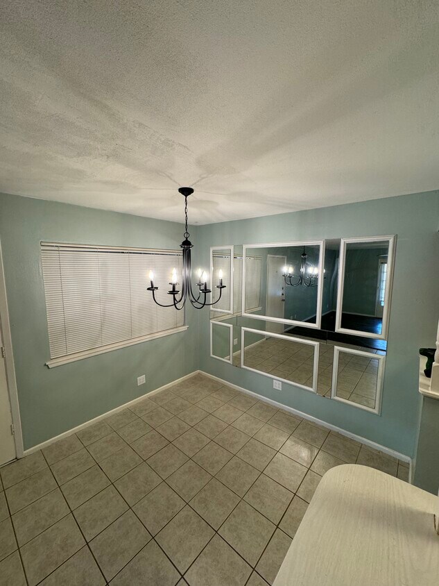 Dining room - 6718 Callaghan Rd