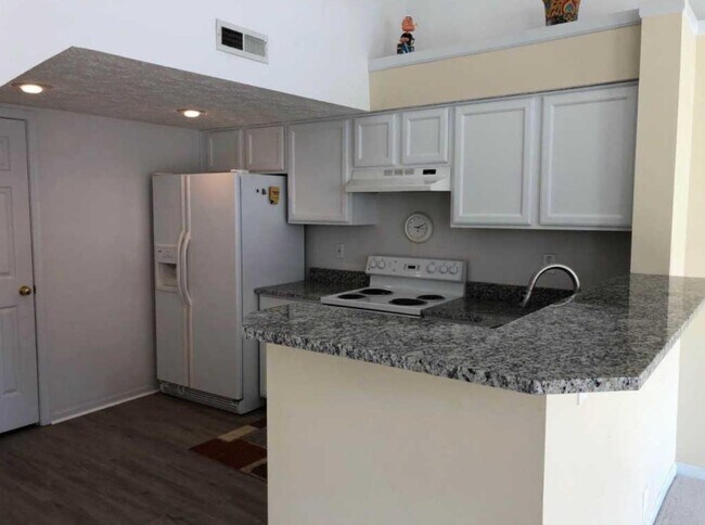 Foto del edificio - 4175 E Village Dr