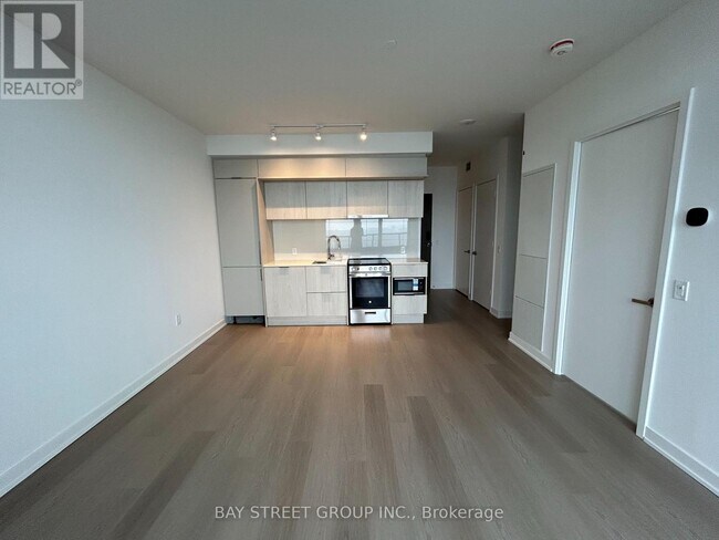Building Photo - 448 Burnhamthorpe Rd W