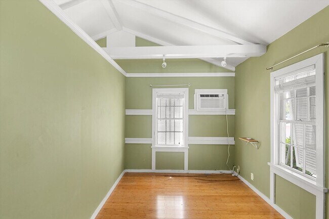 Foto del edificio - Cozy 1BR/1BA Apartment on Seminary Street ...