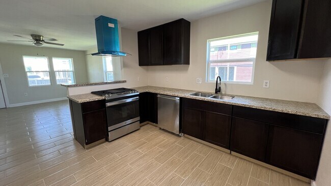 Building Photo - 2112 Victory