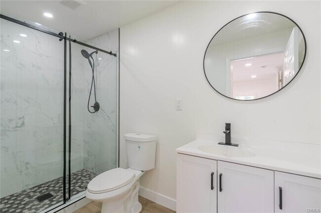 Foto del edificio - 8108 Lemona Ave