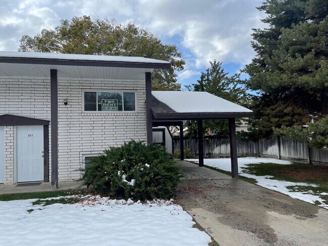 Building Photo - 577 150 E