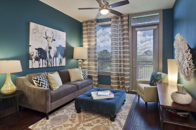 Building Photo - Echo