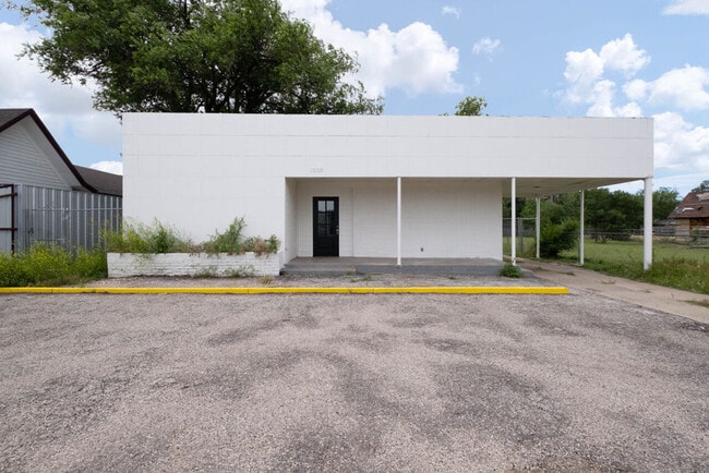 Building Photo - Office Building For Rent