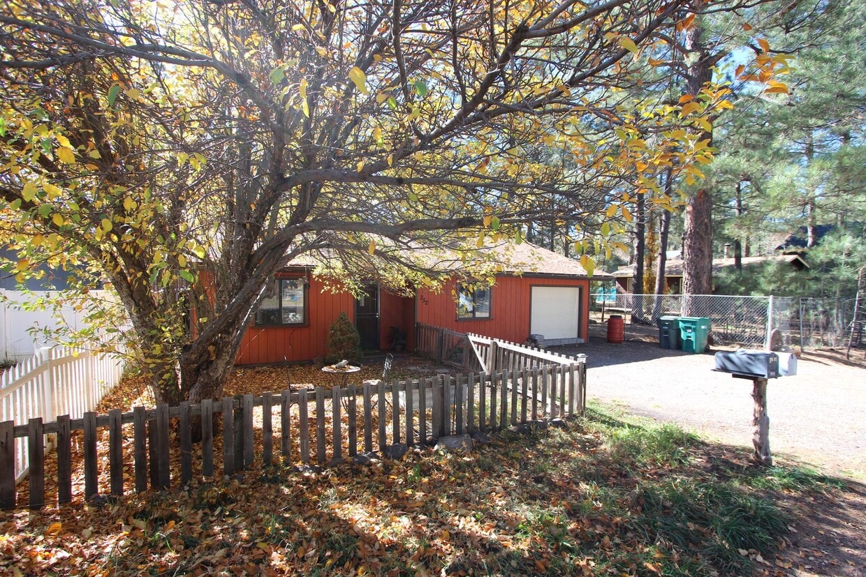 Primary Photo - Cute Mountainaire home