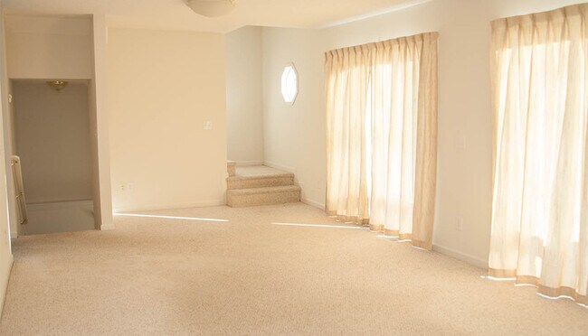 Building Photo - 918 Camelot Ln