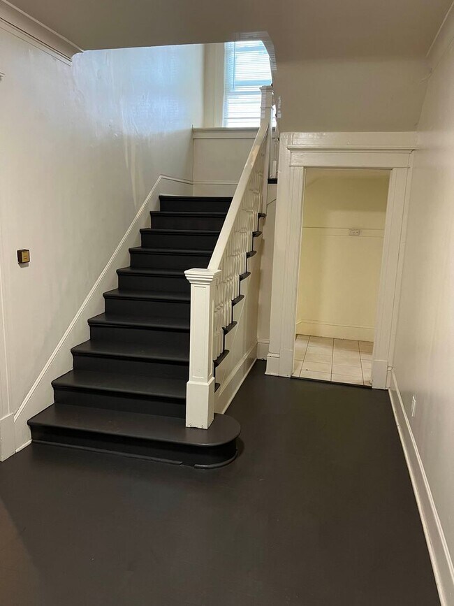 Foto del edificio - 8 Bedroom 2 Bathroom House 6 Parking Spots...