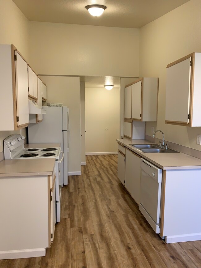 Building Photo - Saddle Club Apartments