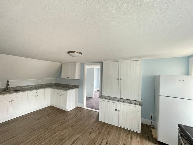 Building Photo - 139 W Hollis St