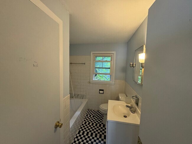 Building Photo - Allen St 207-211