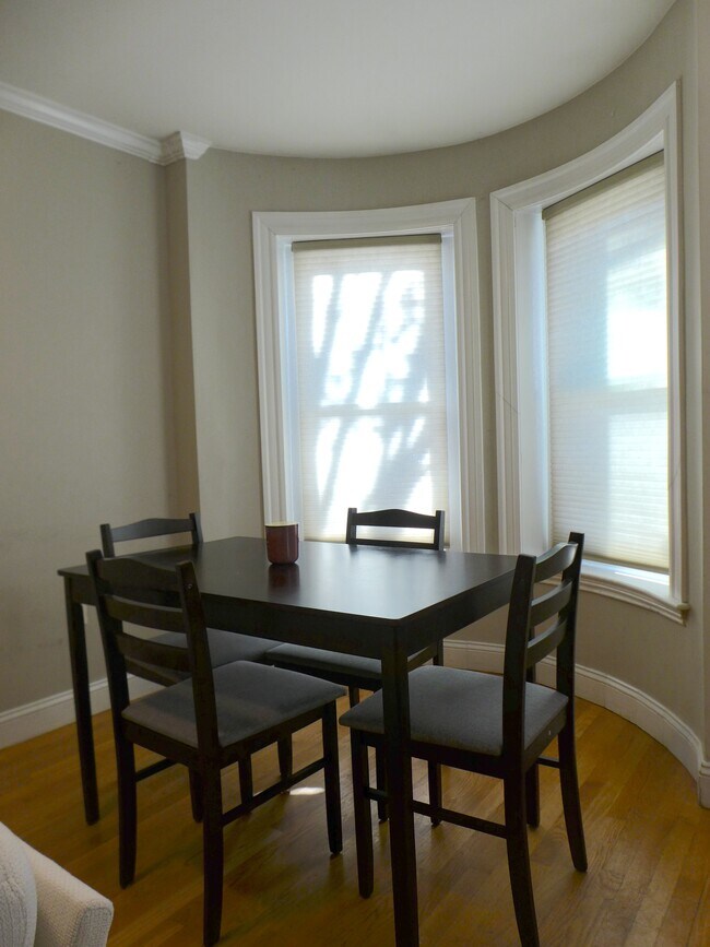 Building Photo - 77 Windsor St