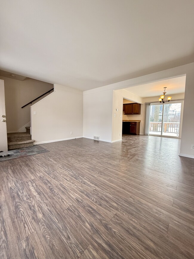 Building Photo - 130 E Farnum Ave