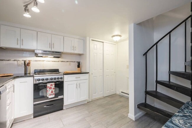 Unit E - Kitchen - 1037 Crease St
