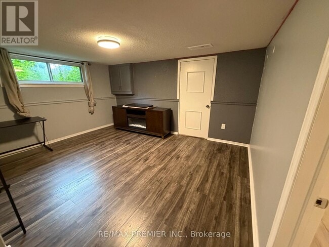 Building Photo - 404 Rustic Rd
