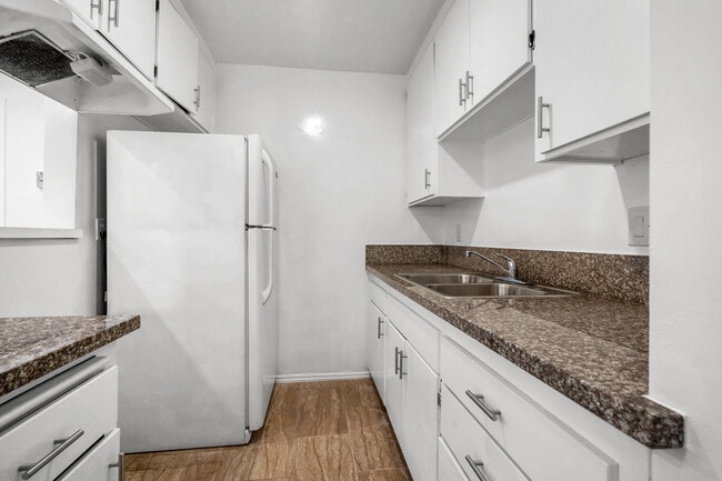 Building Photo - 7075 Lanewood Ave