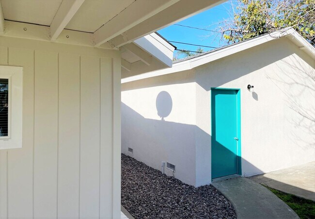 Building Photo - Newly Refreshed Single Family Home with Ov...