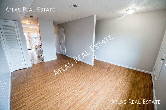 Building Photo - Centrally located 2BR/1.5BA
