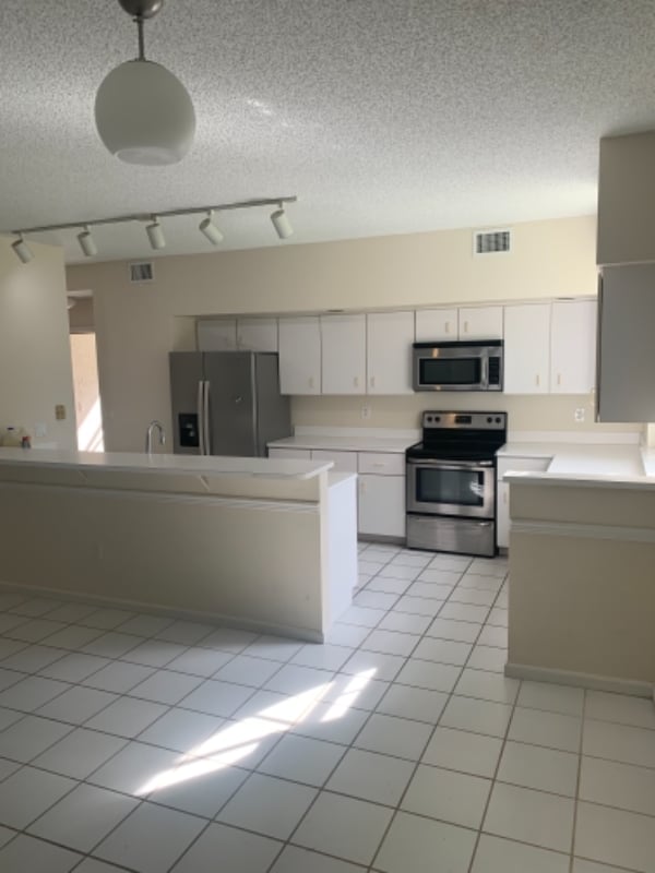 Foto del edificio - 8073 Aberdeen Dr