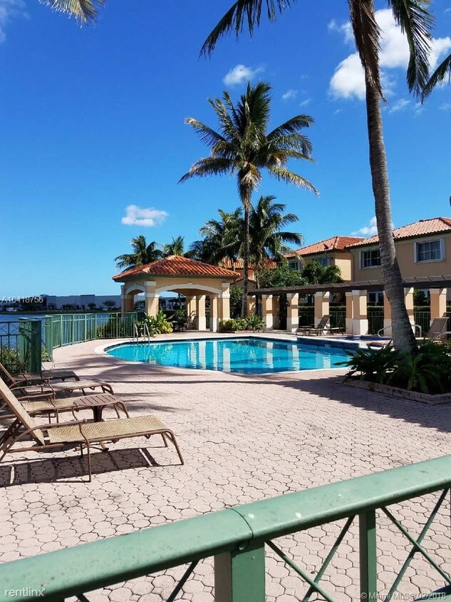 Foto principal - 8325 NW 142nd St