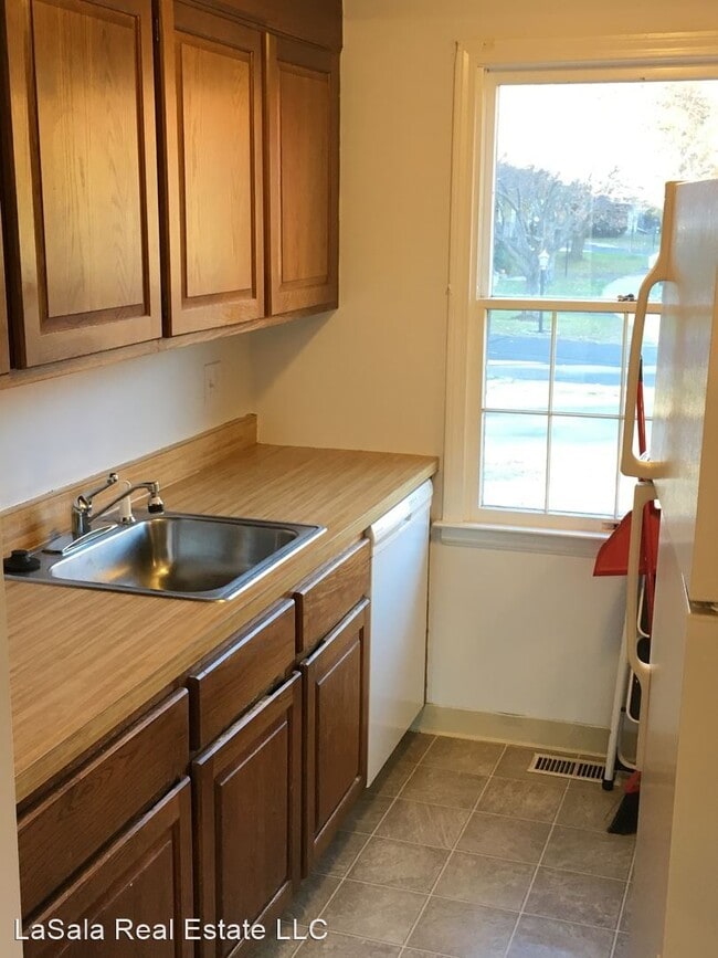 Building Photo - 2 br, 1.5 bath House - 121 Brighton Circle