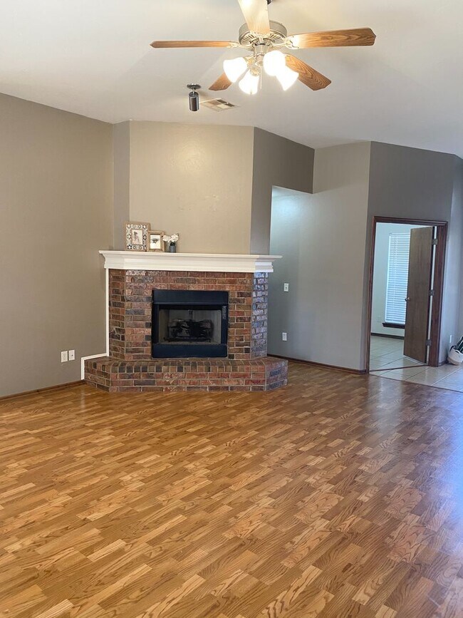 Foto del edificio - Beautiful 3 bed, 2 bath Home in East Moore...