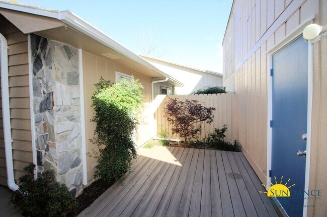 Foto del edificio - Beautiful 3 Bedroom Home in Shalimar!