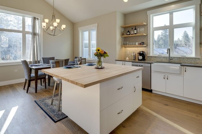 Foto del edificio - Furnished West Bend Home Available May-November