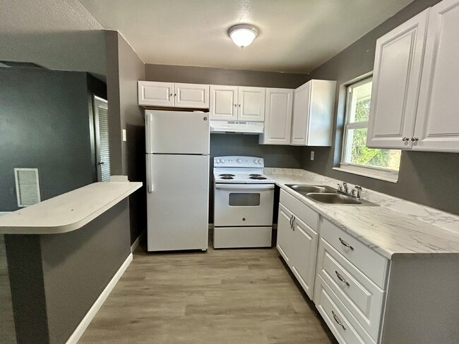 Building Photo - Lovely, updated 1 bed 1 bath available now...