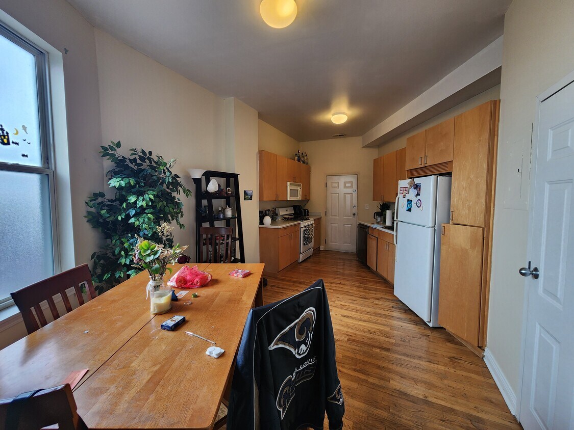 Primary Photo - 2236 N California Ave