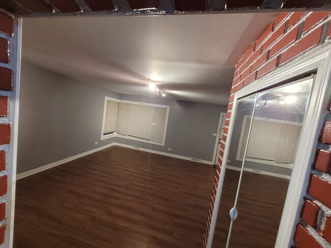 Building Photo - 52 N Albert St