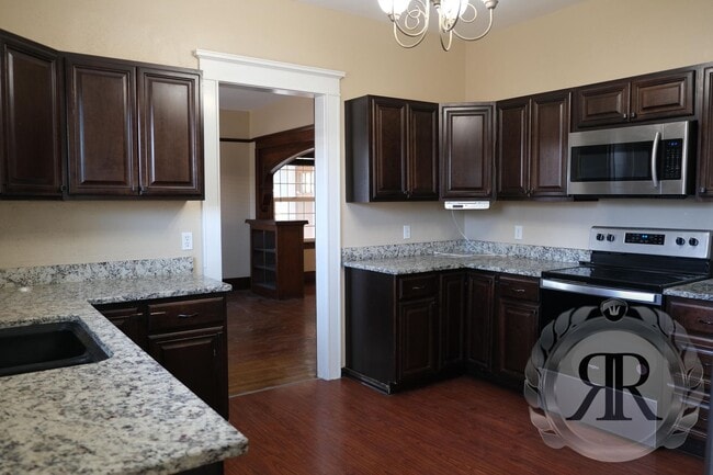 Building Photo - Gorgeous 4bd 1.5bt Home Next to YVC!
