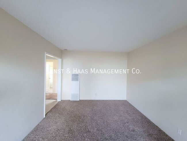 Foto del edificio - Lovely 1 Bedroom Apartment with Fresh Pain...