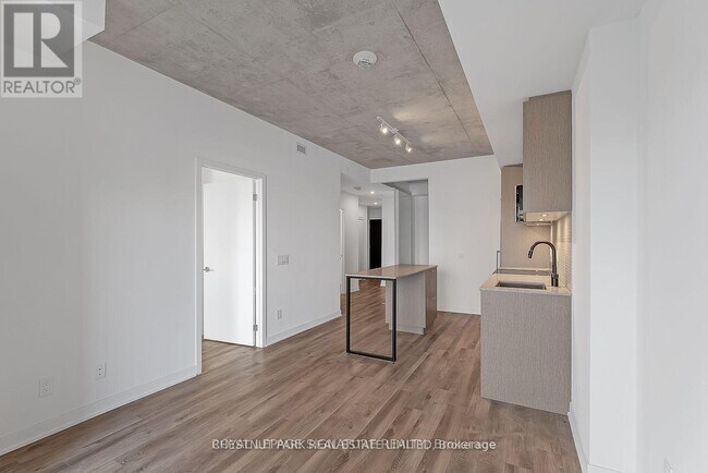 Photo du bâtiment - 1808-1808 St Clair Ave W