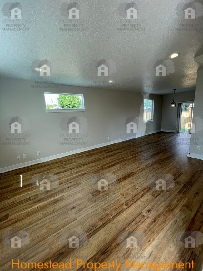 Building Photo - 186-188 SE Lacreole Dr