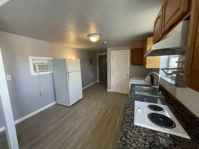 Building Photo - 1 bedroom,1 bathroom loft apartment off SE...